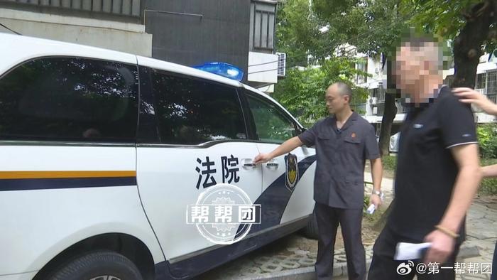 失信老赖现身法庭终被拘，法律严惩失信行为警示社会