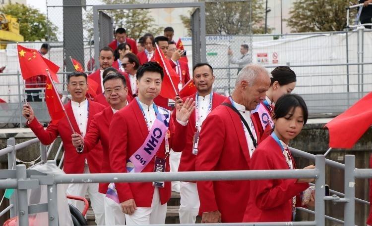 学生开幕式现场吐槽，学校变革与挑战的探讨