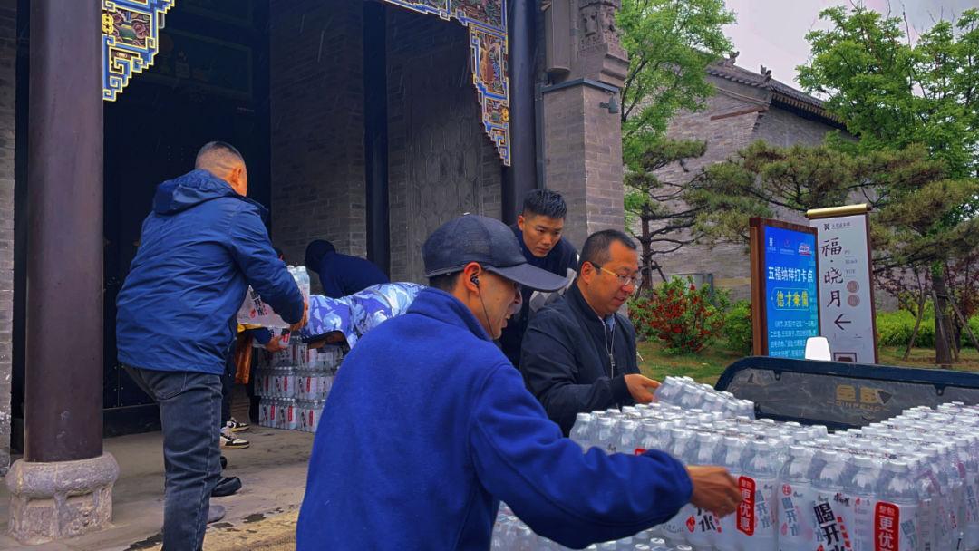 青春徒步之旅，太原的温暖邂逅与归乡之旅的十八岁小伙