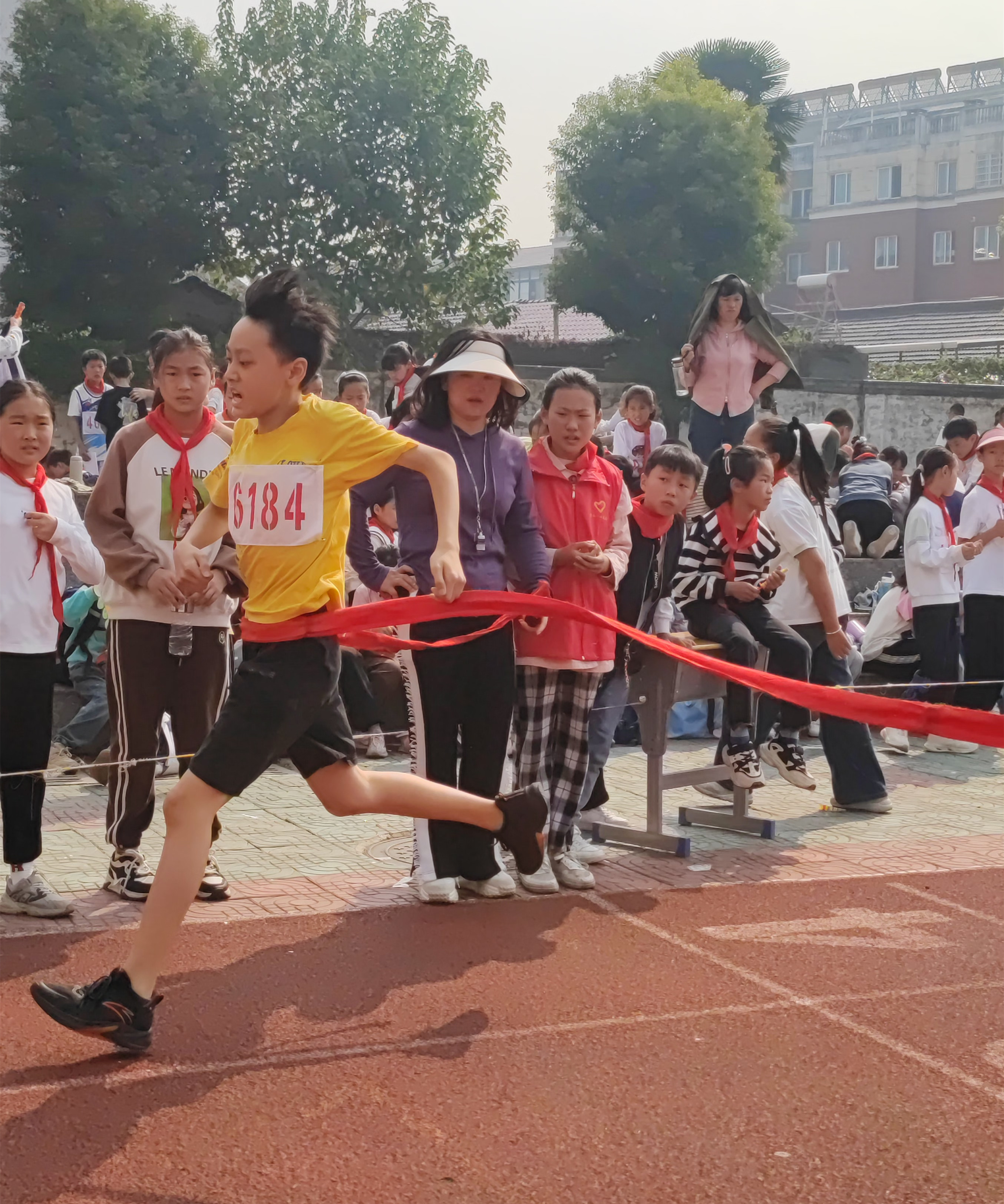 望江县第一小学2024年秋季运动会精彩纪实，热烈氛围中的运动盛况