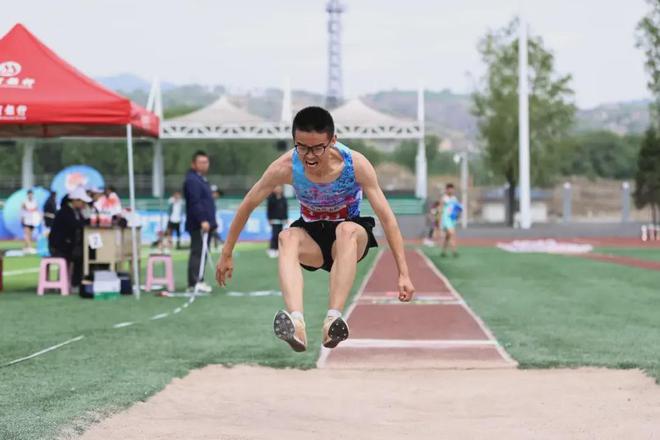 龙潭街道小运动员在关岭县中小学生田径运动会上大放异彩