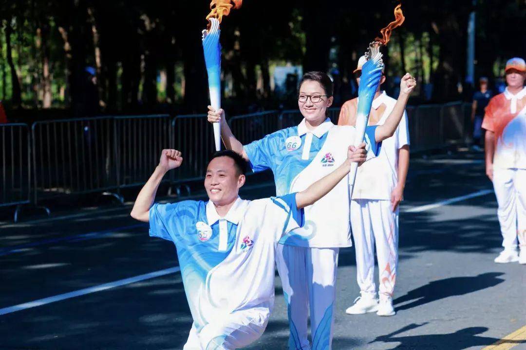 运动会火炬实地传递，薪火相传，精神闪耀时刻