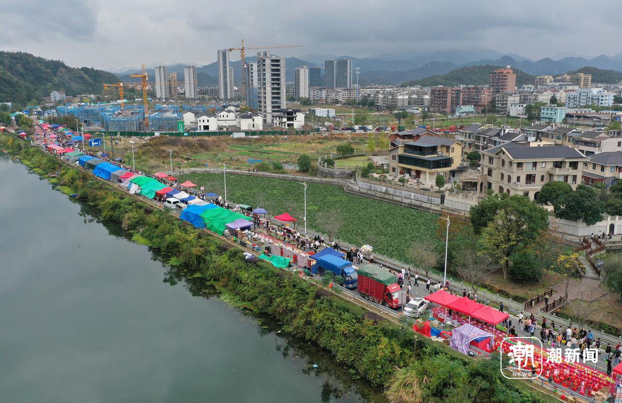 浙江建德小镇大集热闹举行，物资交流会助推消费增长热潮