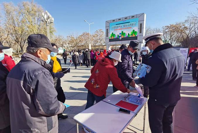 银川市启动万辆共享电动车头盔配备行动，助力交警百日行动顺利进行