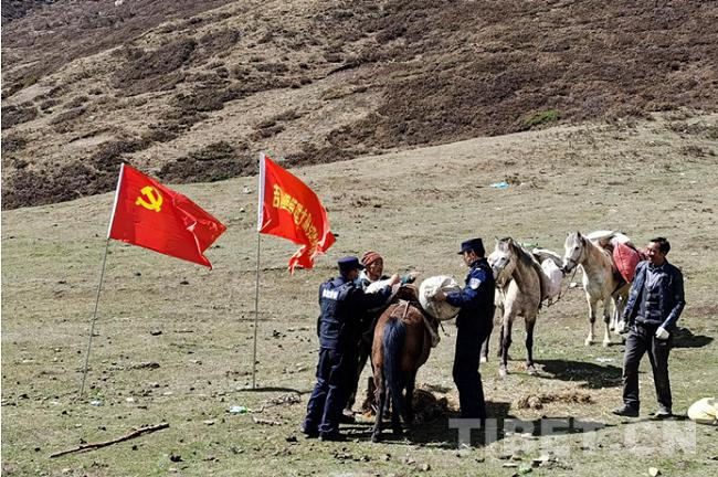 垃圾堆中的宝藏发现，民警的淘金冒险之旅