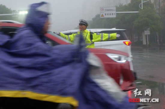 常德交警口哨哥八年坚守，荣获最美交警称号，口哨见证责任与担当