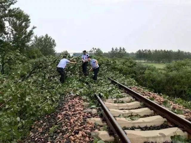 热心市民成功拦停火车，避免险情发生——马鞍山铁路旁紧急时刻