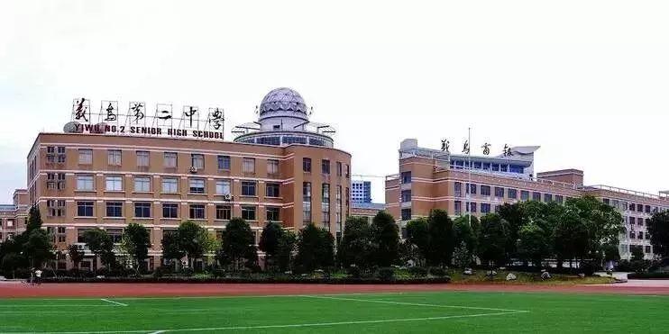 学校是否给予在校学生生育补贴的探讨与争议