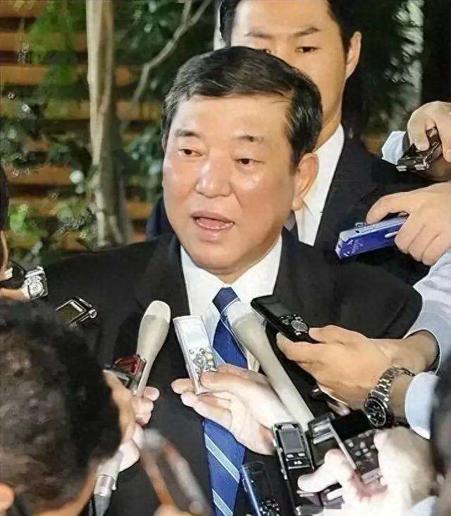 日本首相突然辞职背后的深层原因探究