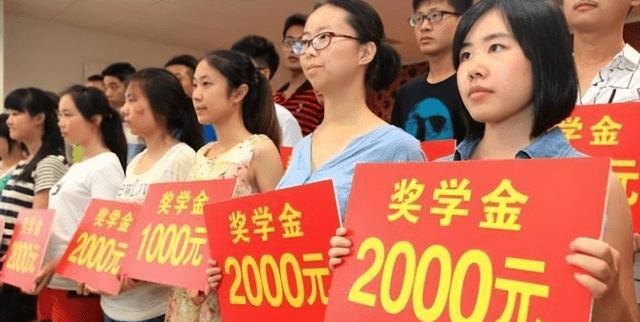 大学生孩子是否应得到金钱支持，深度思考探讨